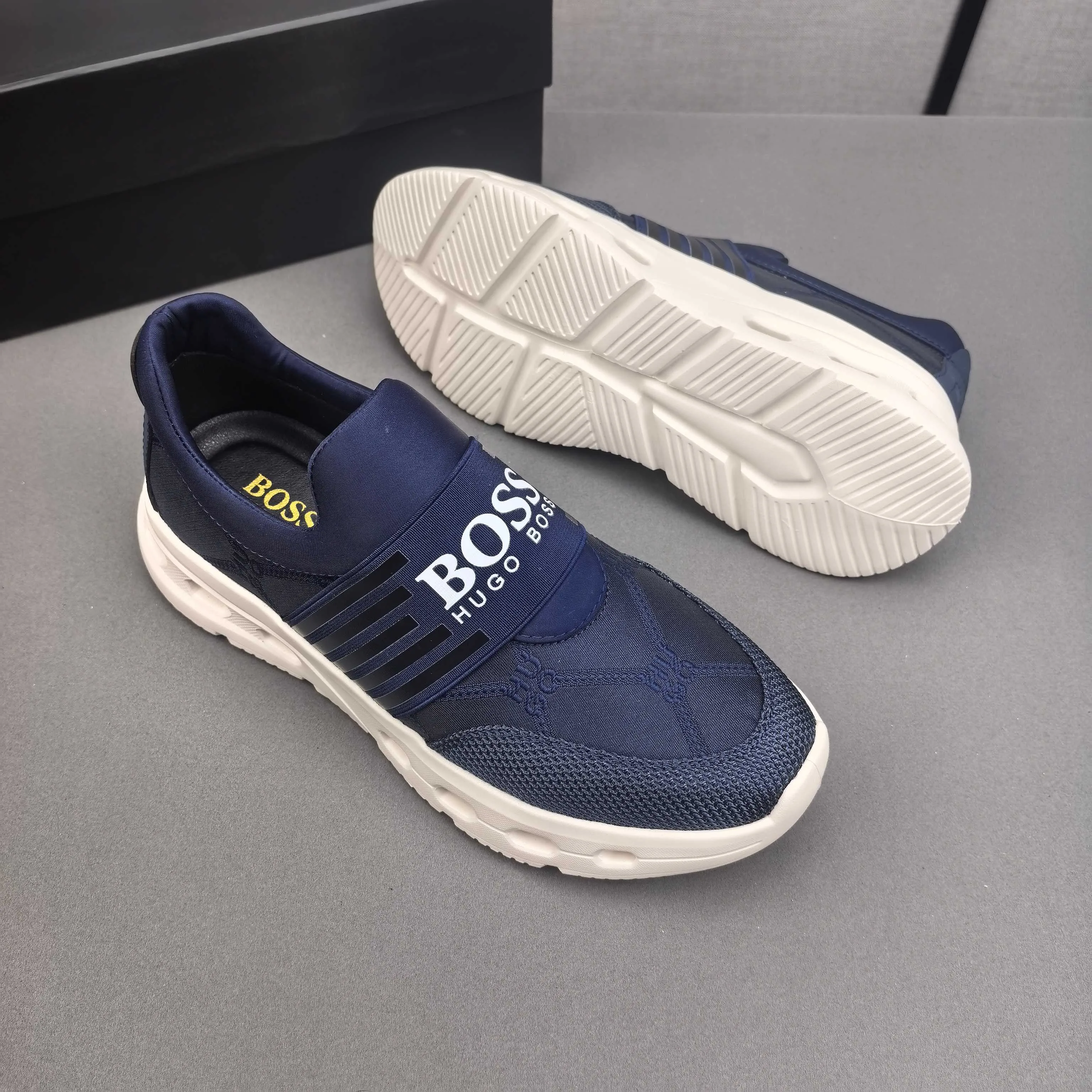 PP420❣️❣️❣️BOSS’s new 🆕low-top casual sneakers, made of breathable mesh, with brand signature details on the shoe collar to enhance style. Fashionable and versatile, it can complement any look. With a sophisticated design that is both dynamic and modern, this new must-have shoe adds a new dimension to Dior's legacy, displaying modern elegance. Men's shoes 38-44 45🉑️customized